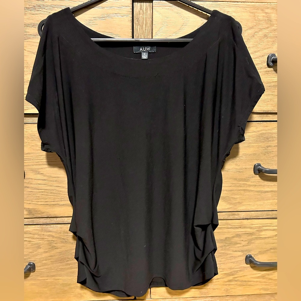 Beautiful black top - M